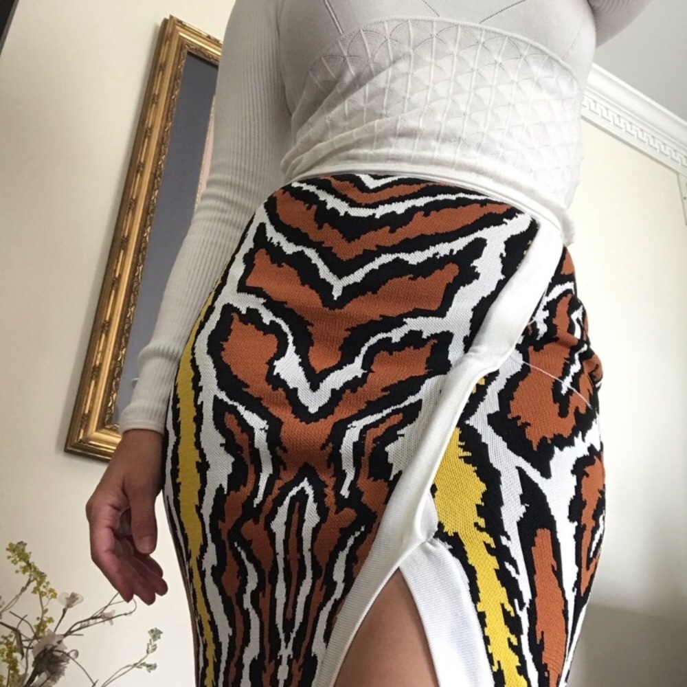 🤑Form-fitting Sweater with Design